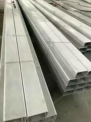 Uyumlu uzunluk ve uçları olan kaynaklı çelik boru